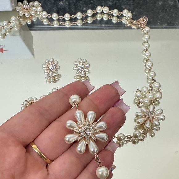 Macy's Pearl and Gold‎ Floral Jewelry Set - Picture 5 of 5